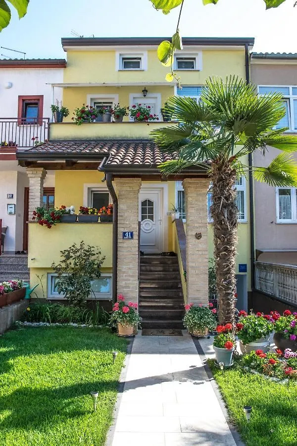 Apartment Petrovski Porec location